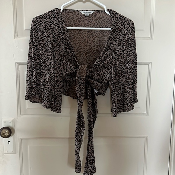 Tie in front leopard cheetah print top - Picture 1 of 3